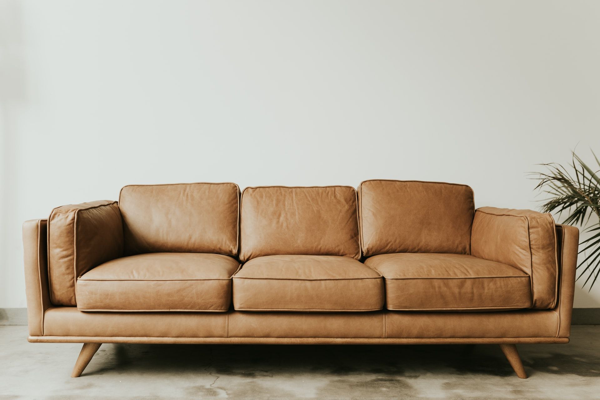 Comment nettoyer un canapé en cuir sans l'abîmer ? : Femme